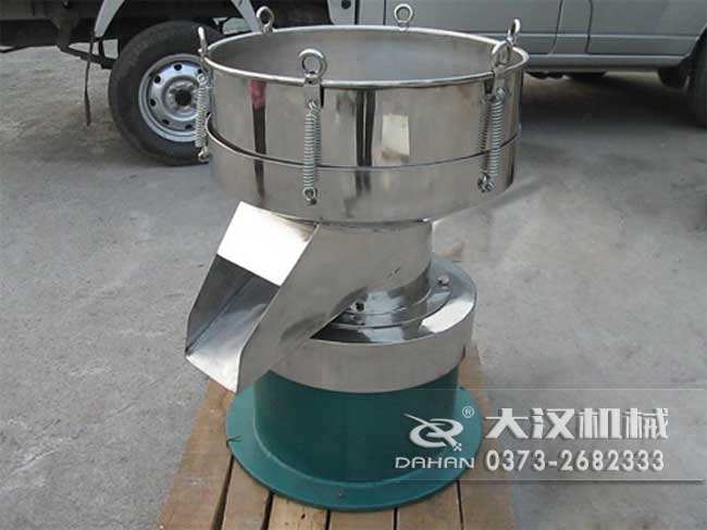 涂料振動篩由：框體，振動斗，出料口，振動電機底座等部件組成