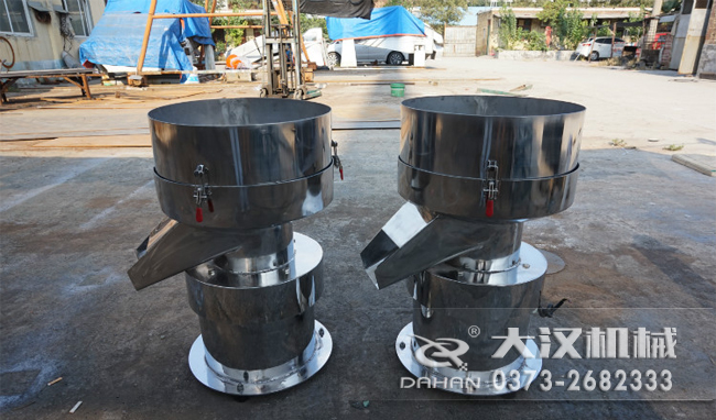 不銹鋼涂料振動篩是一種比較受用戶歡迎的產品之一，主要優(yōu)勢耐酸堿，不生銹，使用壽命長。