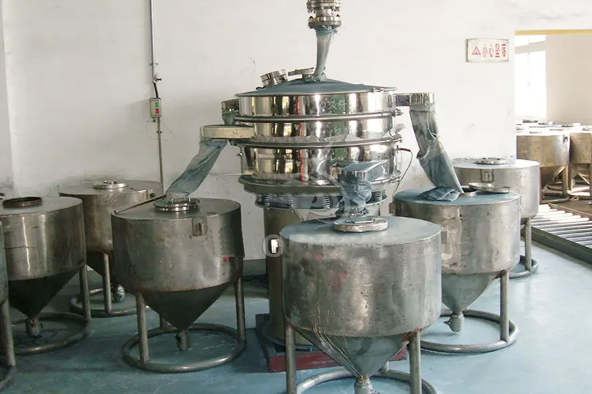 振蕩篩主要特點(diǎn)：換網(wǎng)容易，全封閉模式粉末不飛揚(yáng)，可連續(xù)作業(yè)