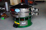 800型單層三次元振動(dòng)篩，產(chǎn)量可達(dá)800kg/h。