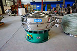 1200型三次元振動(dòng)篩，產(chǎn)量可達(dá)2100kg/h。